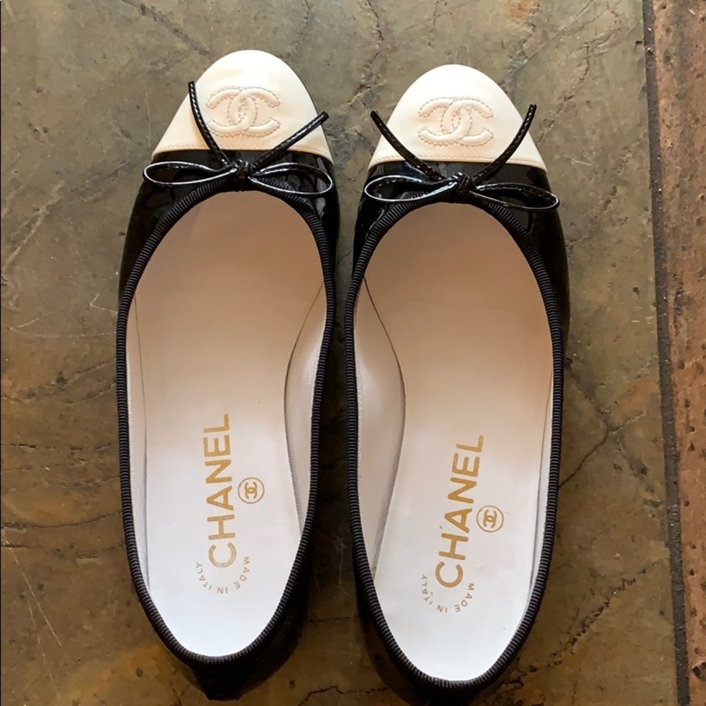 Chanel ballerinas in black and white